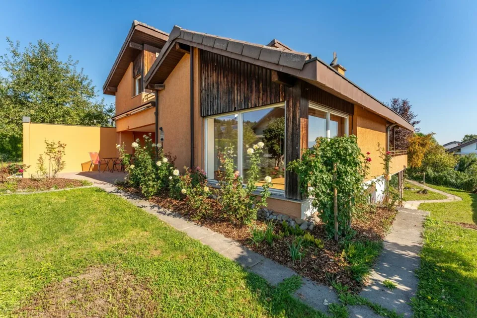 Un endroit ensoleillé avec vue sur les montagnes : Maison unifamiliale avec appartement pour personnes âgées – photo 14 sur 21