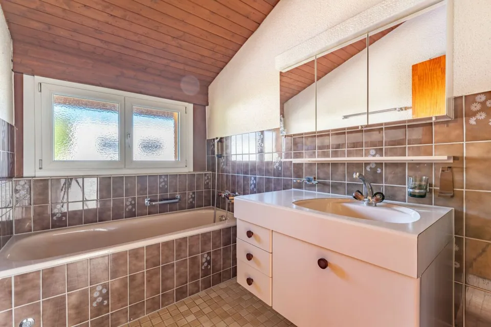 Un endroit ensoleillé avec vue sur les montagnes : Maison unifamiliale avec appartement pour personnes âgées – photo 8 sur 21