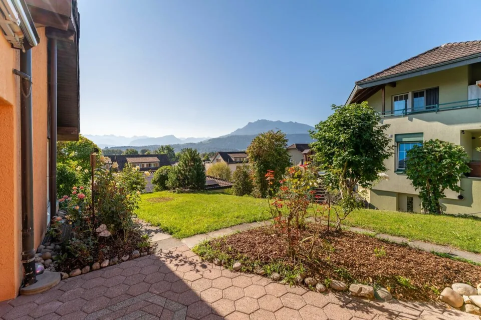 Un endroit ensoleillé avec vue sur les montagnes : Maison unifamiliale avec appartement pour personnes âgées – photo 13 sur 21