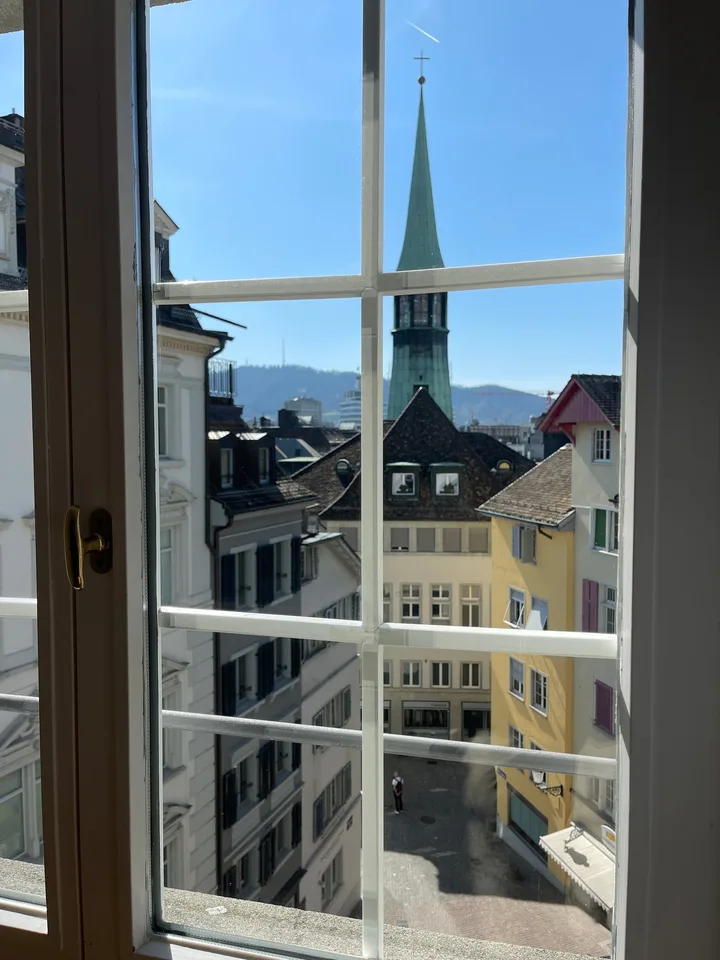 Charmante 3-Zimmer-Wohnung mit Balkon in der Zürcher Altstadt – Foto 3 von 13