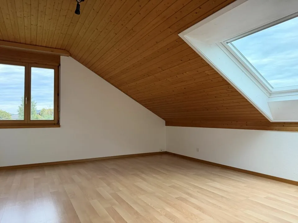 Charmante 3.5-Zi.-Dachwohnung mit Cheminée in Menziken AG – Foto 9 von 13