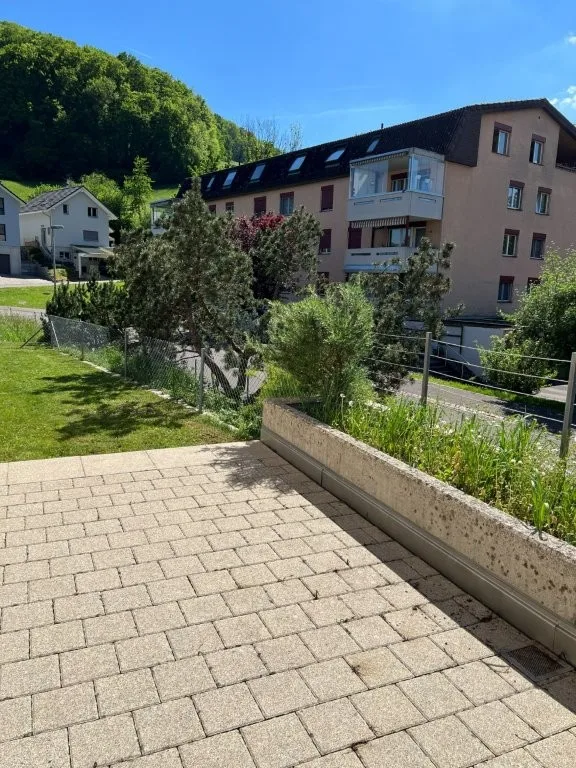 4.5-room apartment with covered south balcony, garden seating area and lift – photo 15 of 24