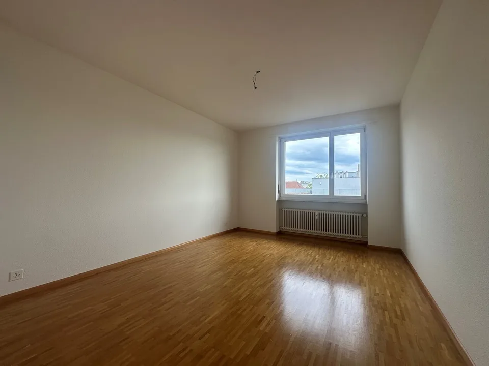 Helle 3.5 Zimmerwohnung mit Lift und Balkon – Foto 3 von 8