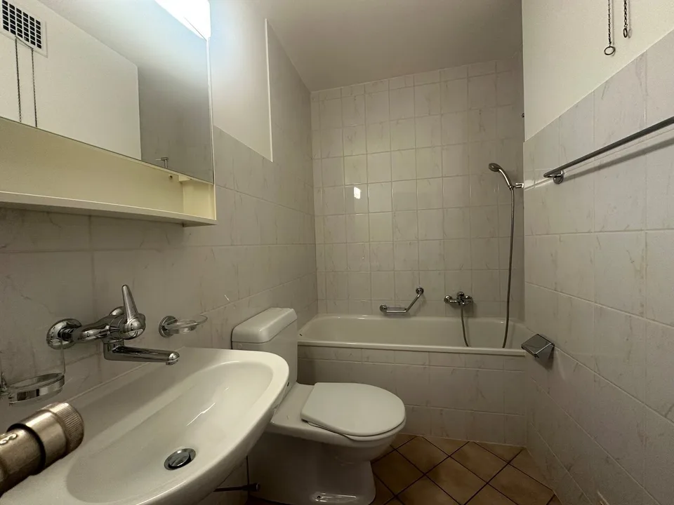 Helle 3.5 Zimmerwohnung mit Lift und Balkon – Foto 4 von 8