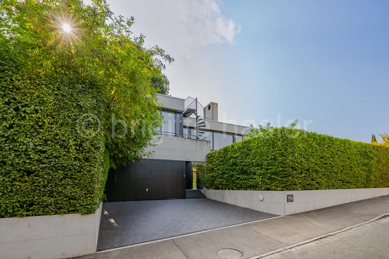 Propriété designer moderne avec piscine dans un emplacement exclusif sur Binninger Höhe – photo 3 sur 12