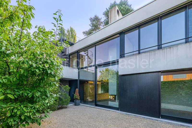 Propriété designer moderne avec piscine dans un emplacement exclusif sur Binninger Höhe – photo 2 sur 12