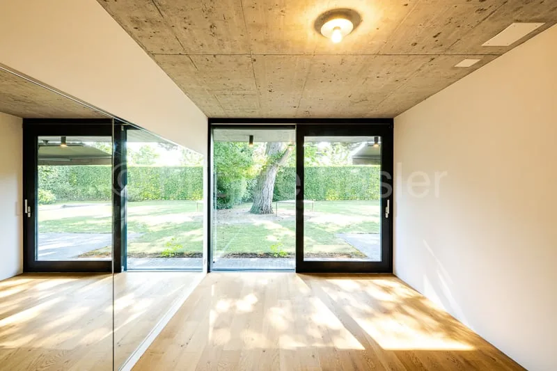 Propriété designer moderne avec piscine dans un emplacement exclusif sur Binninger Höhe – photo 6 sur 12