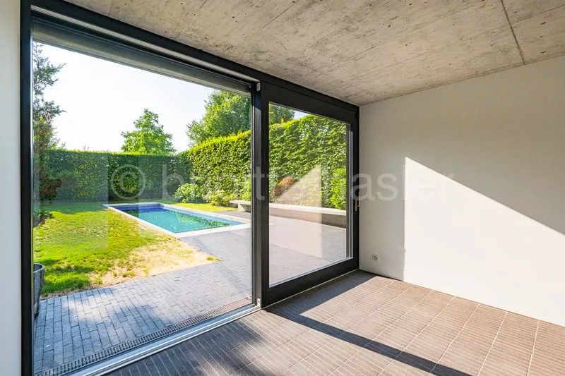 Propriété designer moderne avec piscine dans un emplacement exclusif sur Binninger Höhe – photo 7 sur 12