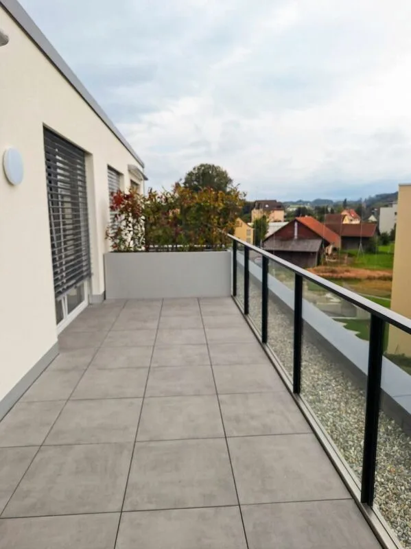 Sunny 2.5-room attic apartment with spacious terrace – photo 8 of 8