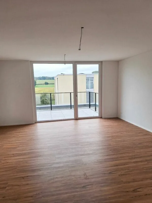 Sunny 2.5-room attic apartment with spacious terrace – photo 2 of 8