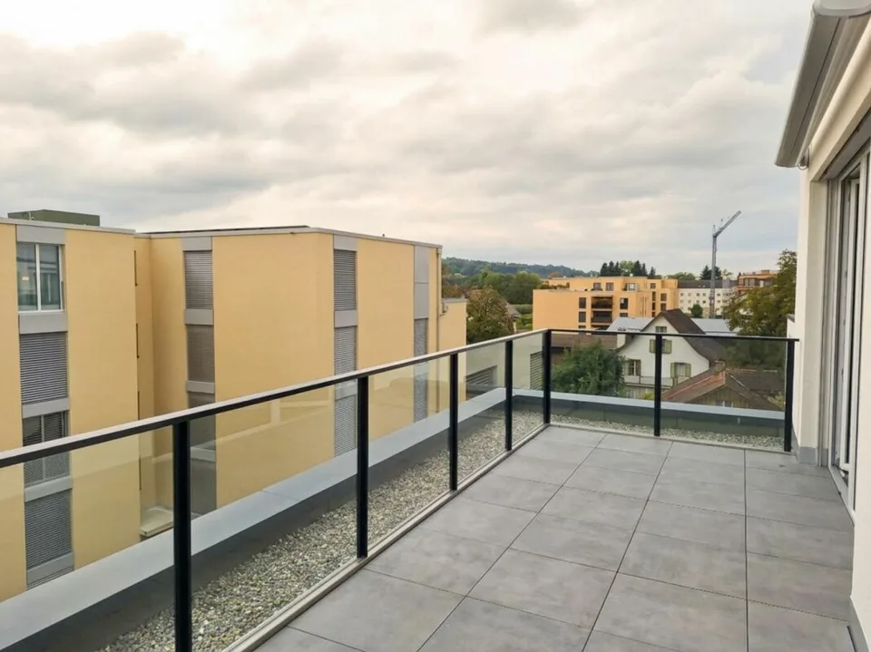 Sunny 2.5-room attic apartment with spacious terrace – photo 7 of 8
