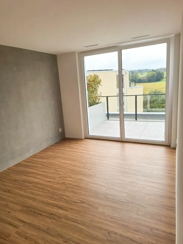 Sunny 2.5-room attic apartment with spacious terrace – photo 3 of 8