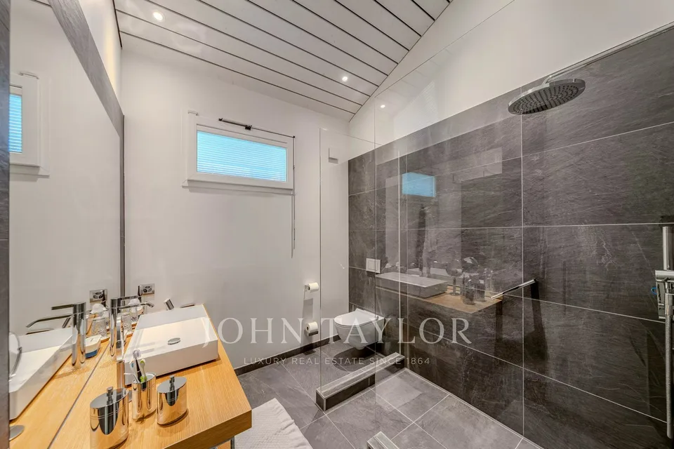 EXCLUSIVE: Modern villa with pool, lake and Mont Blanc views – photo 10 of 13