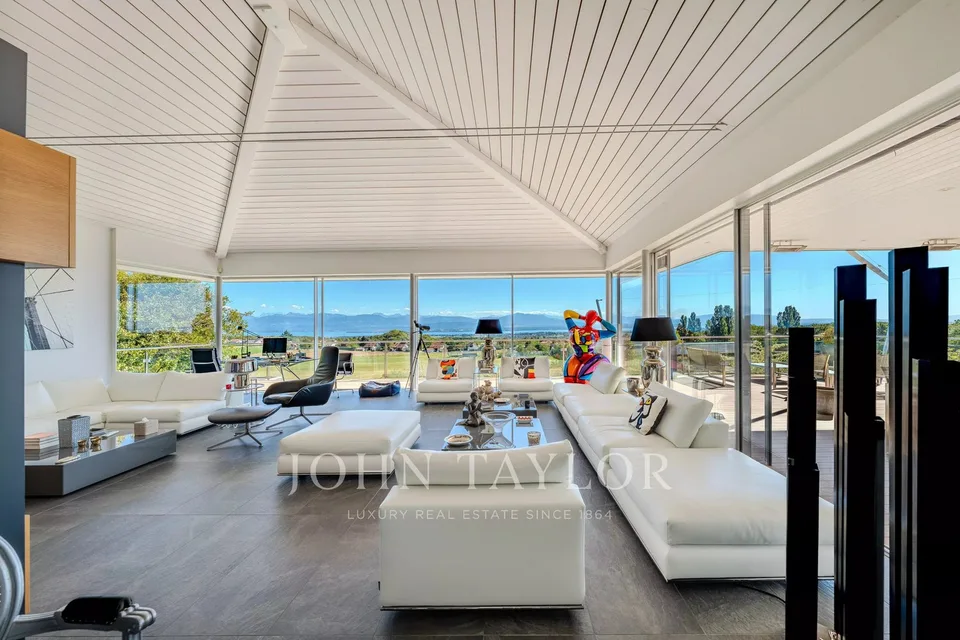 EXCLUSIVE: Modern villa with pool, lake and Mont Blanc views – photo 2 of 13