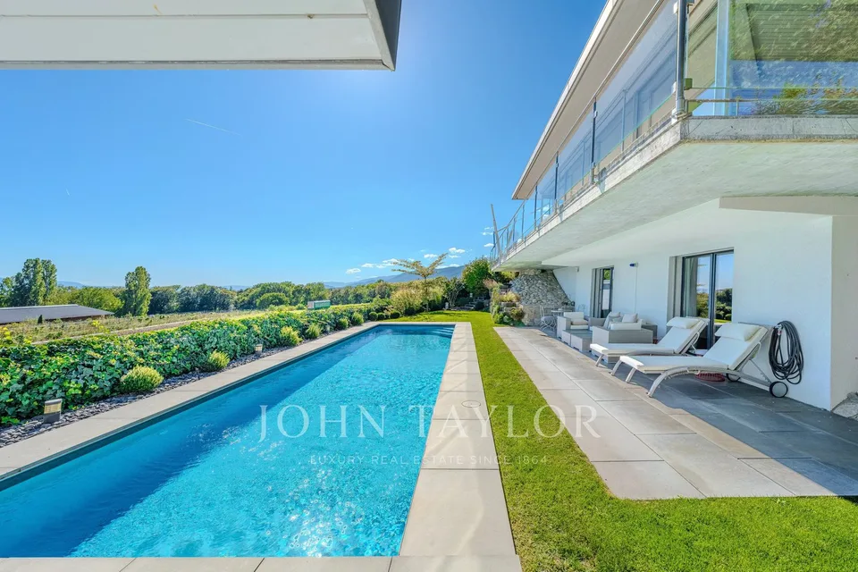 EXCLUSIVE: Modern villa with pool, lake and Mont Blanc views – photo 12 of 13