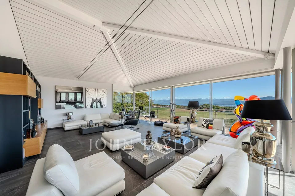 EXCLUSIVE: Modern villa with pool, lake and Mont Blanc views – photo 3 of 13