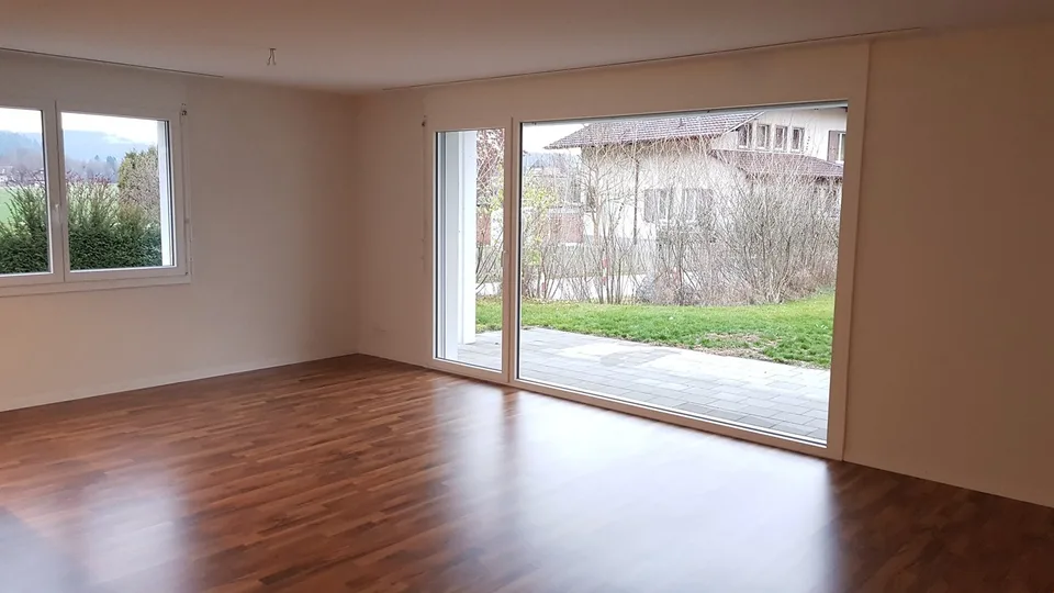 Moderne 3.5-Zimmerwohnung mit Sitzplatz – Foto 3 von 12