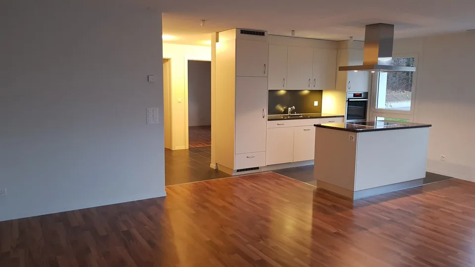 Moderne 3.5-Zimmerwohnung mit Sitzplatz – Foto 2 von 12