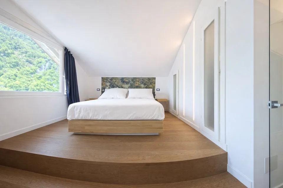 MODERNA MANSARDA DI DESIGN CON VISTA LAGO – Foto 8 von 11