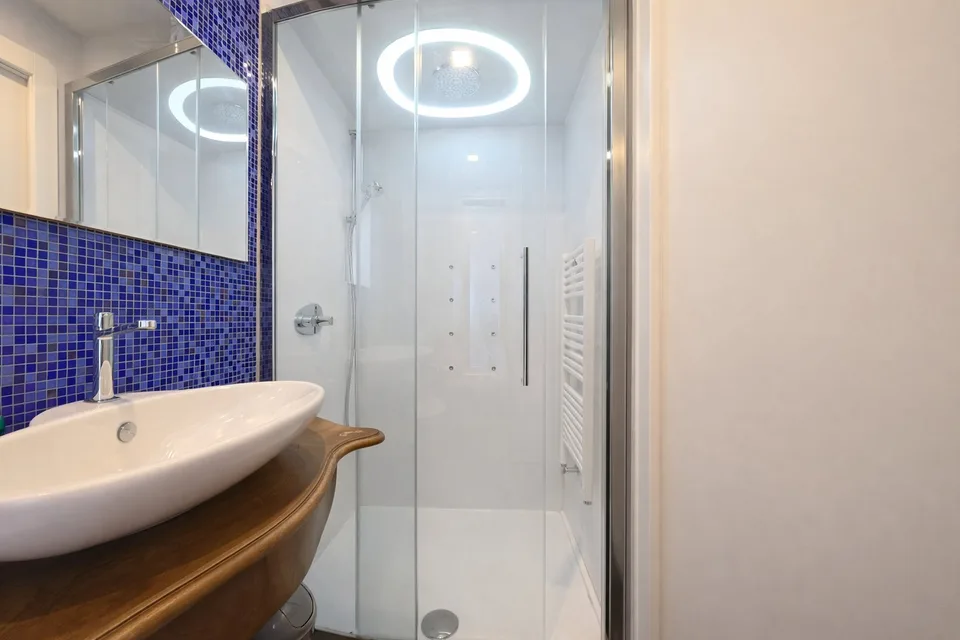 MODERNA MANSARDA DI DESIGN CON VISTA LAGO – Foto 9 von 11