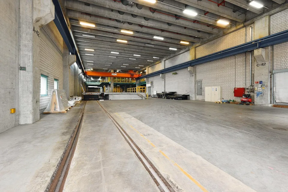 Capannone commerciale di 4'000 m² a Biberist – foto 2 di 11