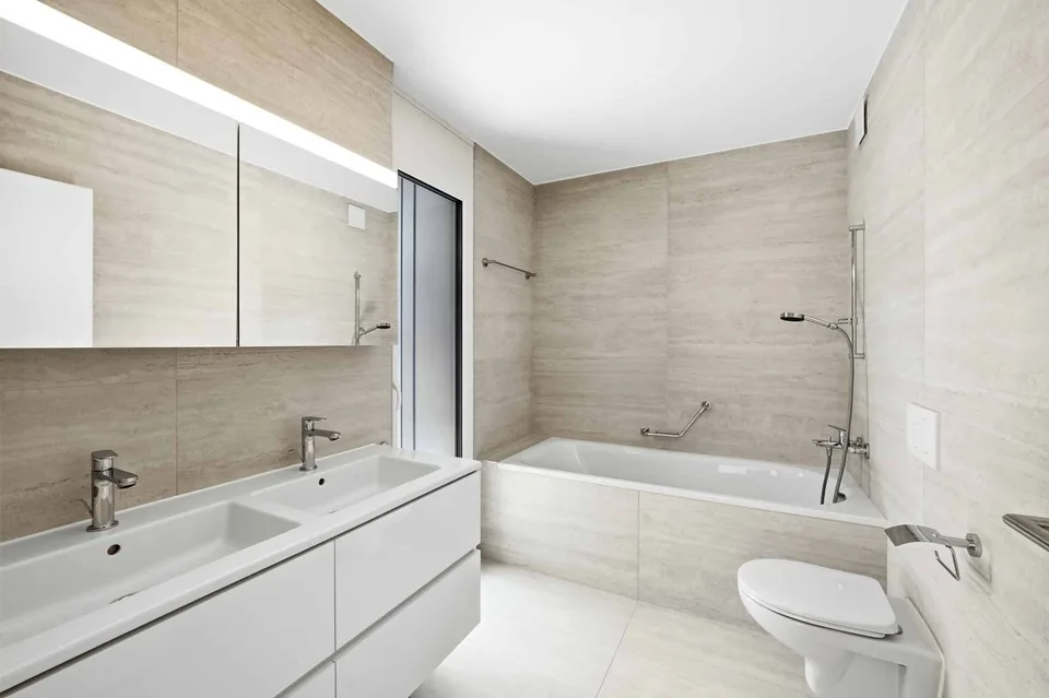 Prachtvolle 4,5-Zimmer-Neuwagenwohnung mit geräumigem überdachten Balkon von 76 m2! – Foto 5 von 11