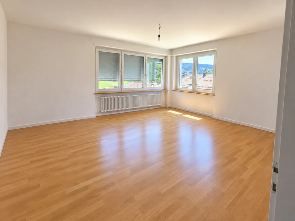 Tramelan, joli appartement rénové de 4 pièces au rez supérieur, situé dans un quartier calme – photo 2 sur 3