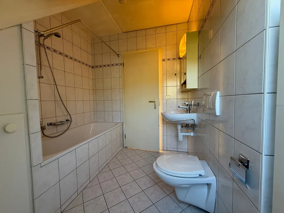 Charmantes 2,5-Zimmer-Wohnung mit Balkon in Landeron – Foto 9 von 10