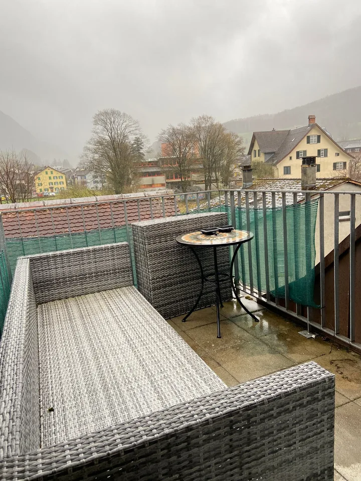 Charmante 3.5-Zimmer-Wohnung mit Balkon und Bergblick in Ennenda – Foto 10 von 10
