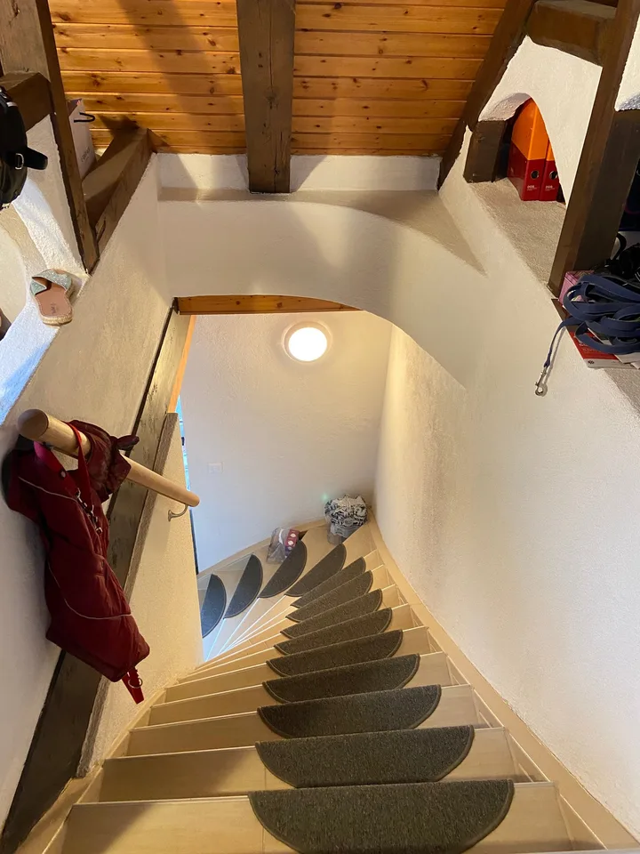 Charmante 3.5-Zimmer-Wohnung mit Balkon und Bergblick in Ennenda – Foto 8 von 10