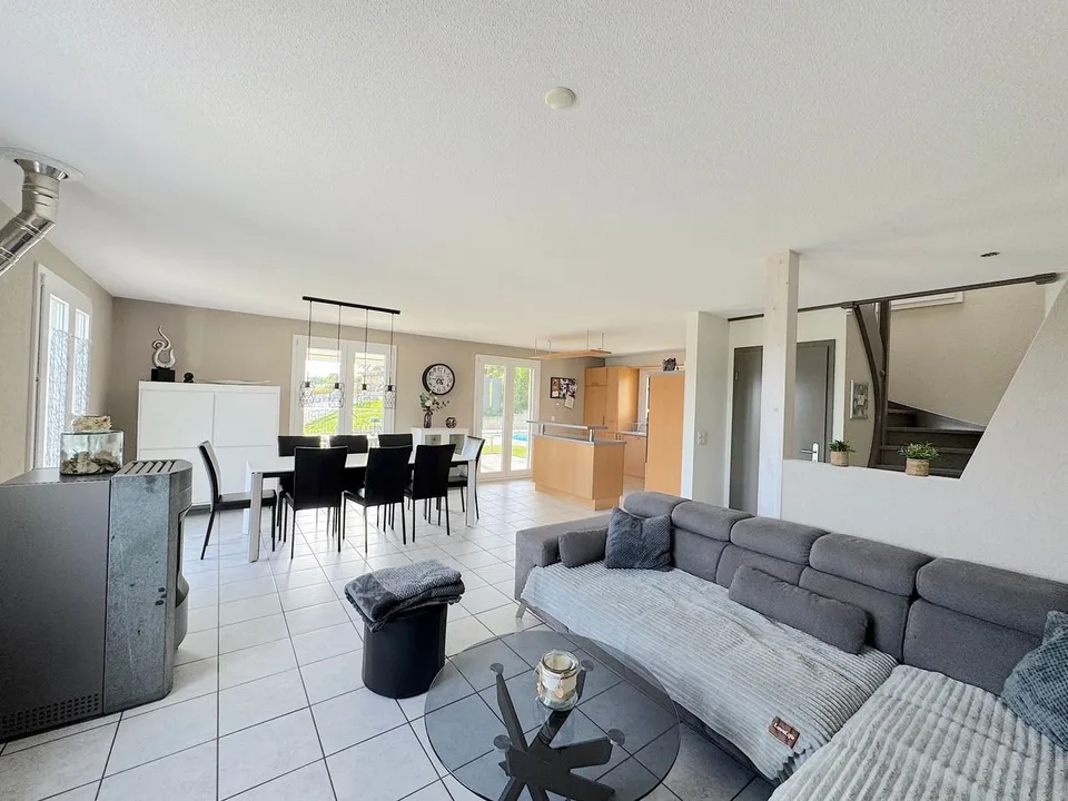 Einfamilienhaus-Villa - Großer Garten, Pool und herrliche Aussicht / 4km von Romont / 25 Minuten von Bulle – Foto 5 von 13