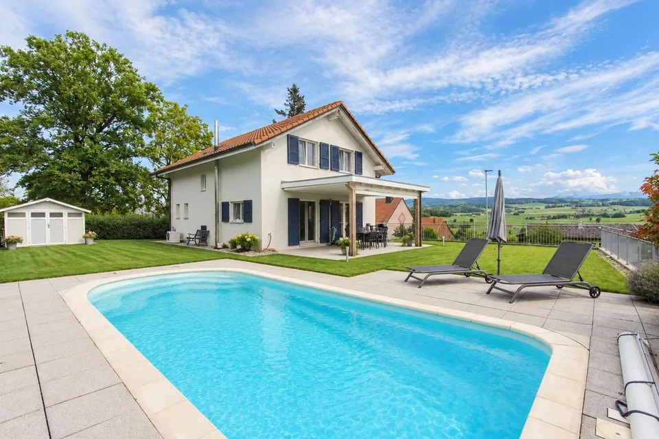 Einfamilienhaus-Villa - Großer Garten, Pool und herrliche Aussicht / 4km von Romont / 25 Minuten von Bulle – Foto 2 von 13
