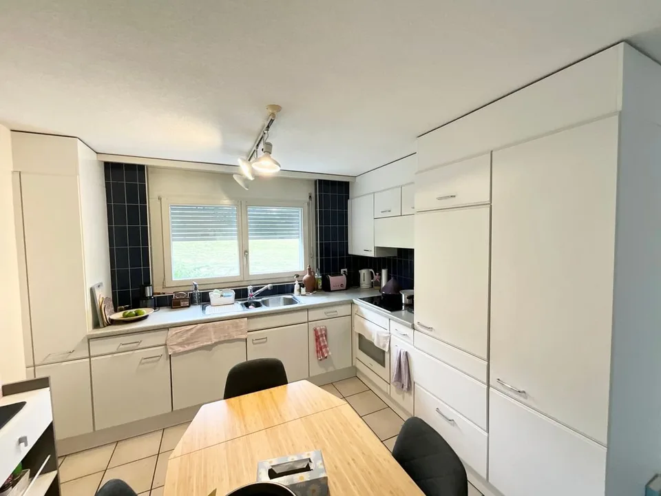 Wohnung mit 4.5 Zimmern im Dachgeschoss mit Balkon und Terrasse – Foto 3 von 7