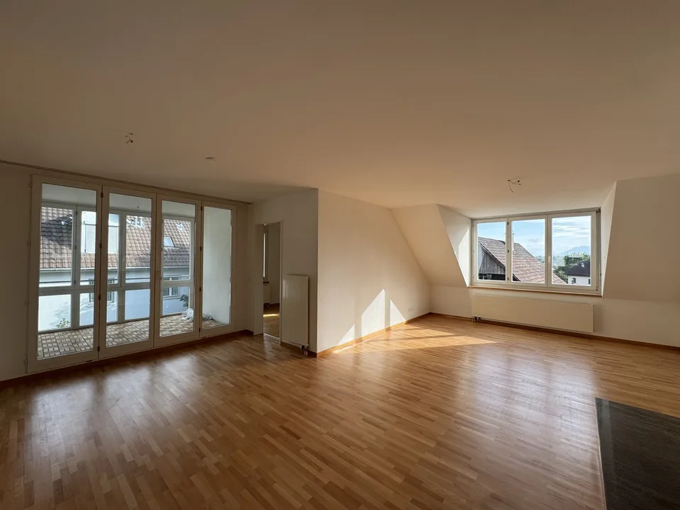 Helle 5.5-Zimmerwohnung im DG mit grosszügigem Grundriss in Hausen am Albis – Foto 3 von 10