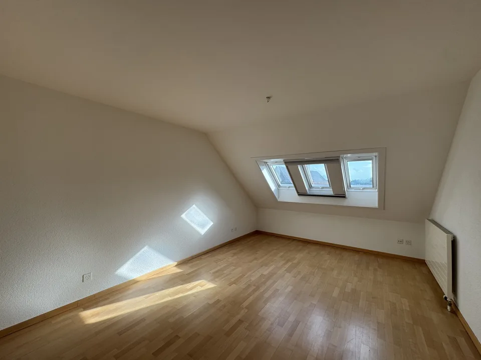 Helle 5.5-Zimmerwohnung im DG mit grosszügigem Grundriss in Hausen am Albis – Foto 5 von 10