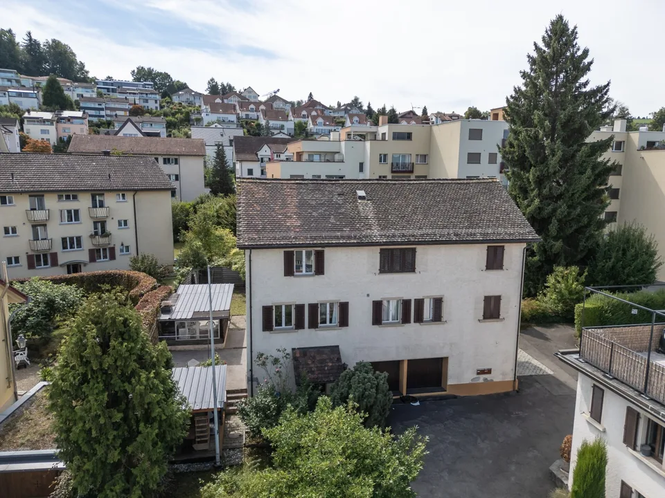 With potential and lake view – photo 2 of 4