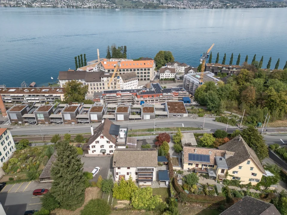 With potential and lake view – photo 4 of 4