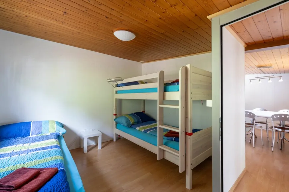 3.5-Zimmer-Bungalow mit Doppelparzelle im Caravaning Gletterens – Foto 7 von 13