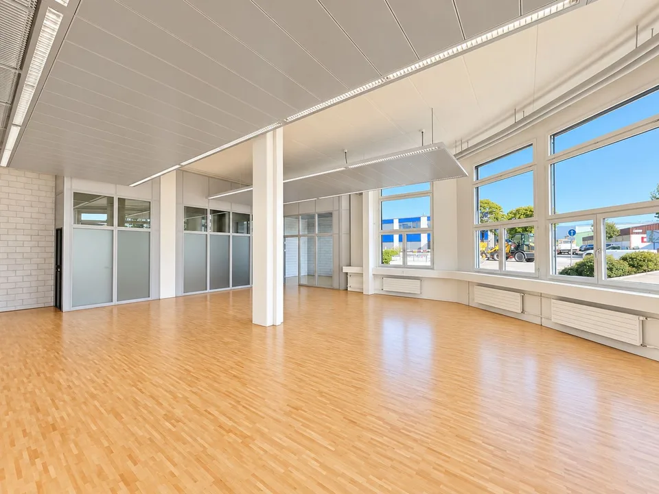 179 m² office or commercial space on the ground floor in Hünenberg! – photo 2 of 9