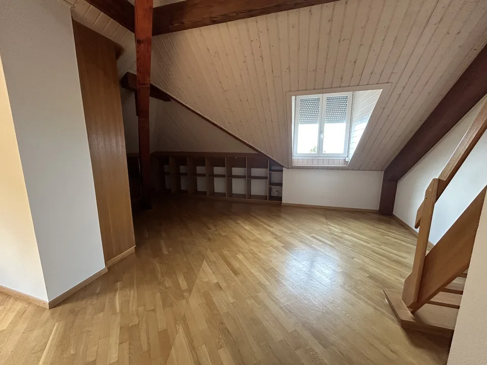 Charaktervolle 2,5-Zimmer-Duplexwohnung im 4. Stock – Foto 3 von 5