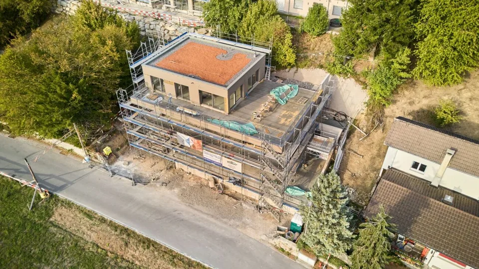 Appartement 4,5 pièces au premier étage avec grand balcon – photo 2 sur 10