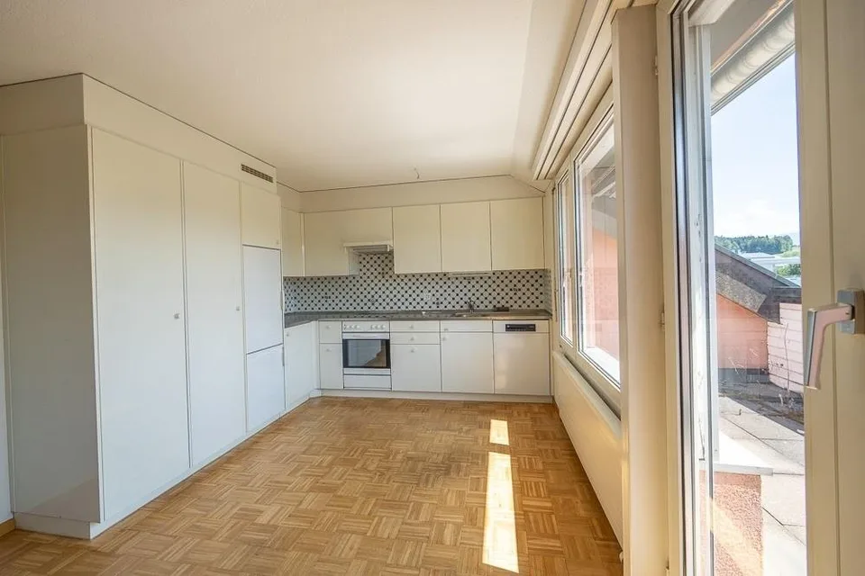 Appartement spacieux 5.5 pièces en mansarde avec deux balcons – photo 2 sur 10