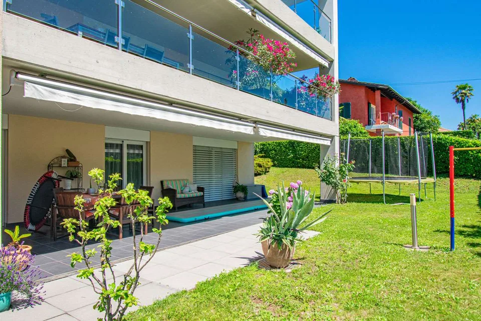APPARTAMENTO CON VISTA LAGO E GIARDINO – foto 2 di 8