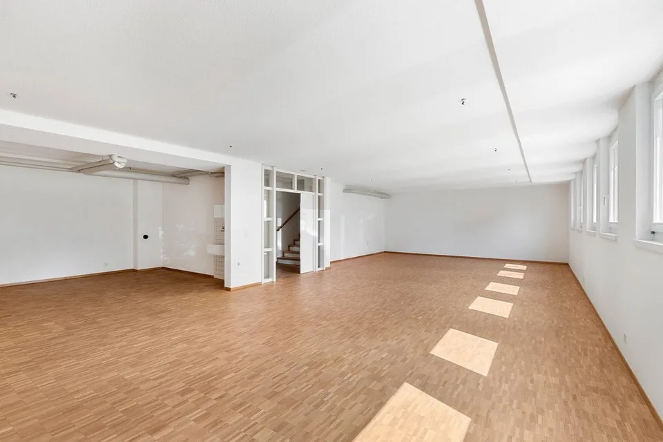 Gewerbefläche wenige Gehminuten vom Bahnhof Schwerzenbach – Foto 2 von 12