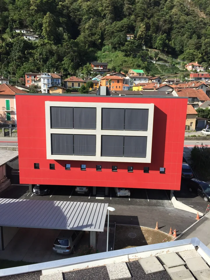 Appartement moderne de 3.5 pièces avec balcon et vue panoramique à Solduno – photo 2 sur 5
