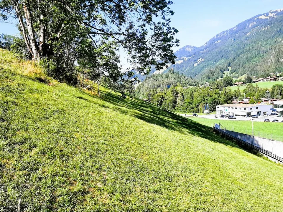 Bauland von 717 m2 an sonniger Hanglage in Zweisimmen BE – Foto 4 von 10