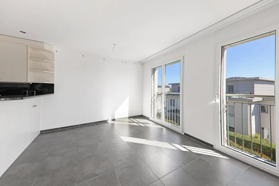 Moderne 3.5-Zimmerwohnung mit grossem Balkon nach Süden in Schwerzenbach – Foto 3 von 12