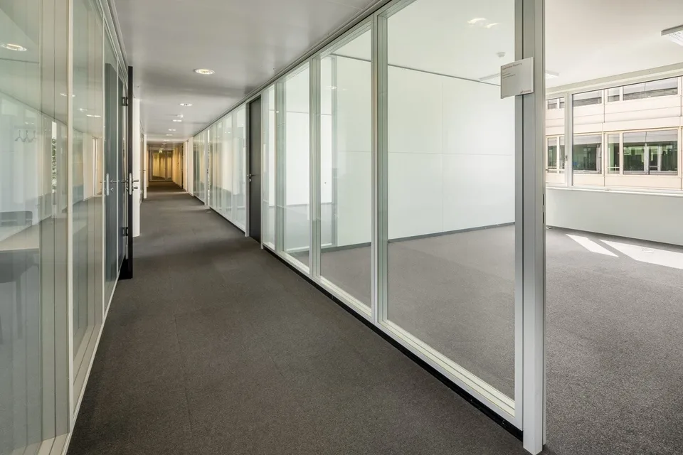 Moderne Bürofläche mit Terrasse in Kloten, auch in zwei Einheiten mietbar – Foto 6 von 7