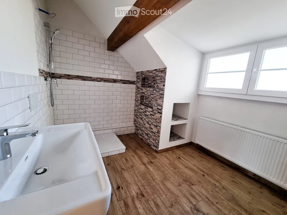 Maison unifamiliale rénovée avec potentiel de rendement – photo 8 sur 12