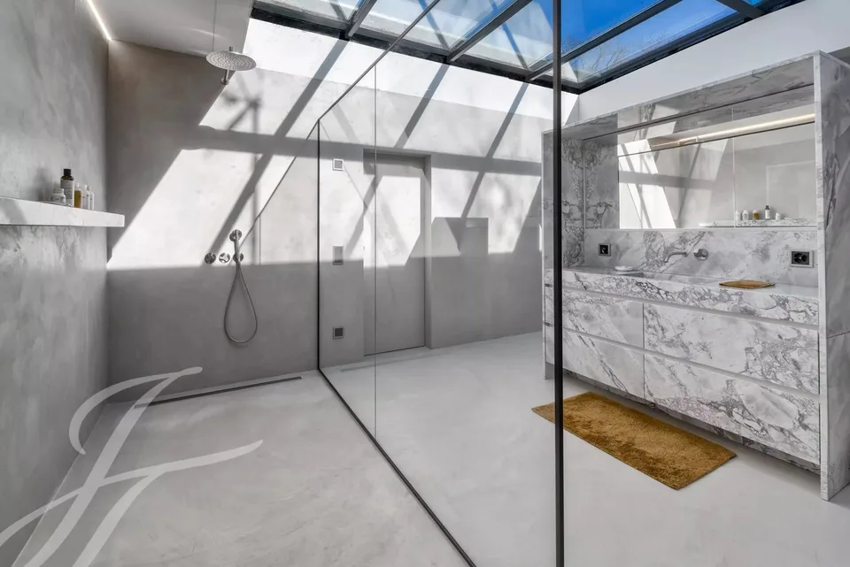 Panoramablick auf den See und zeitgenössische Interieurs – Foto 11 von 13